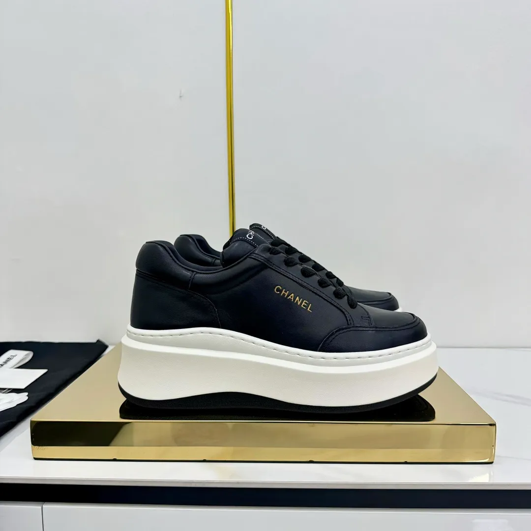 👟👟Ex-factory price 600👟👟 Upgraded version, upgraded version, upgraded version! No rebuttal accepted! ! ! ! Chanel Chanel panda shoes! 2025 counter's top casual sports shoes. This classic design; the upper is electro-embroidered with a variety of techniques; the outsole is fashionable and sporty; the unusual inclusion of a variety of color matching elements... The diversified mix and match is very good-looking and versatile, and can be used for leisure, fashion, sports, and outdoor... ꫛꫀꪝ Go➫ Materials: ❶Upper made of: original imported first-layer silk cowhide + original waterproof cloth + original first-layer cowhide ❷Inner lining: Original Yangli+Net ❸Outsole based on: Original TPU combination outsole Counter boutique packaging complete set for women 35–41 👉 👉 👉 👉 👉